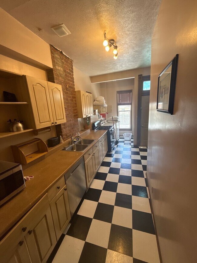 Building Photo - 2 Bedroom In Field Club!!