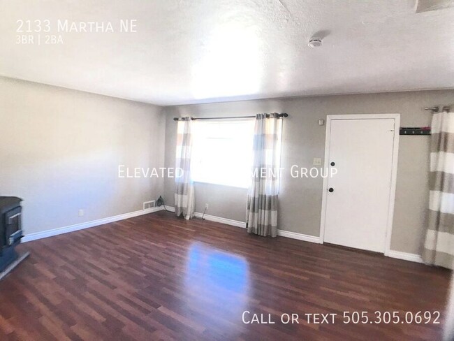 Building Photo - Nice 3 bedroom in Northeast Heights! Washe...