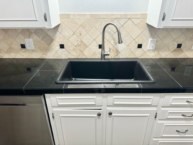 Foto del edificio - Coming Available June 2025 - 3-Bedroom Hom...