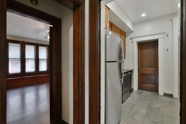 Building Photo - Great CENTRAL Location 5 Bedroom House - Virtual Showings Available