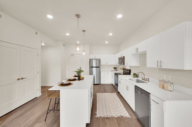 Foto del edificio - First Month Rent FREE