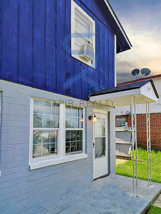 Foto del edificio - Move in before November 30th and choose your reward: a $250 Amazon Gift Card or a 55 Smart TV!