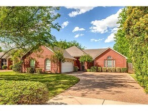 Building Photo - 231 E Vine St