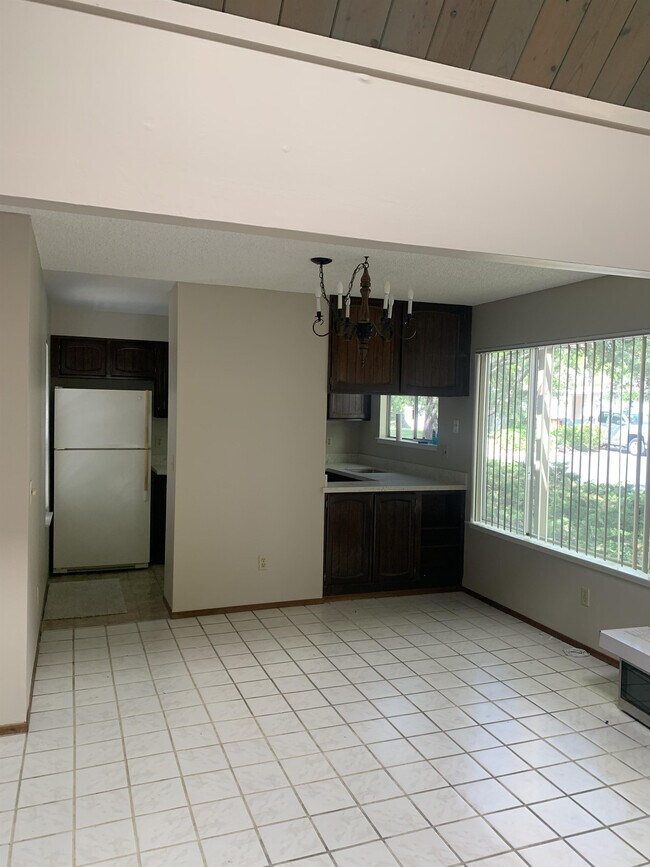 Building Photo - 1901 Knolls Dr