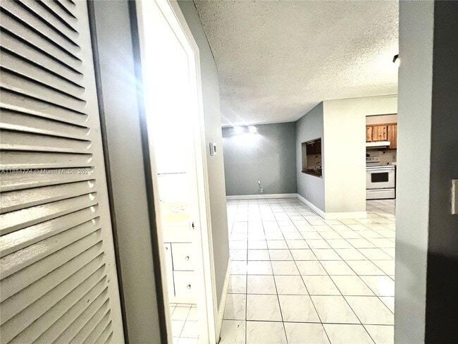 Foto del edificio - 10002 Winding Lake Rd