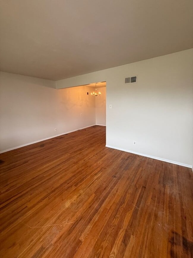 Building Photo - Charming 2-Bedroom Duplex with Modern Upda...