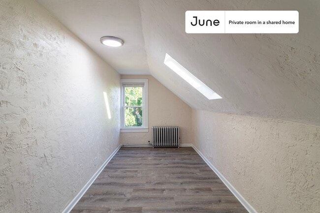Building Photo - Room in Shared 6 bed/2 bath home