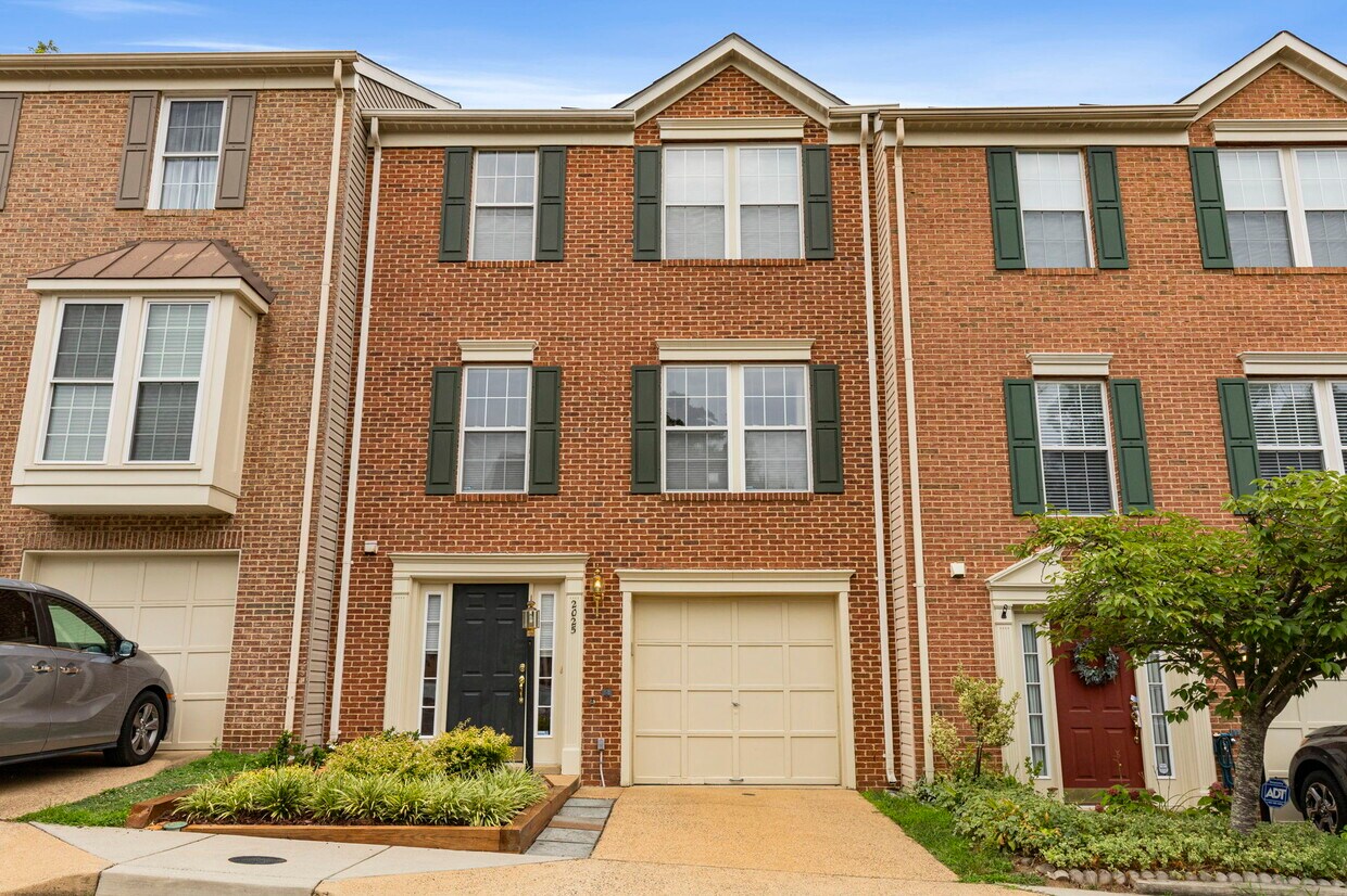 Primary Photo - 2025 N Buchanan Ct