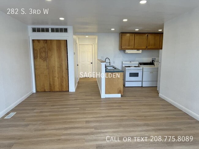 Building Photo - 282 S 3rd W