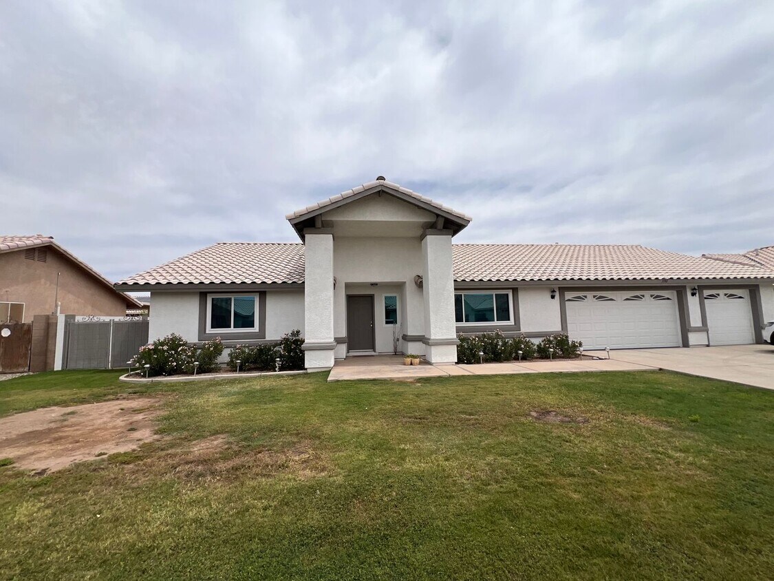 Foto principal - 4 BEDROOM POOL HOME!