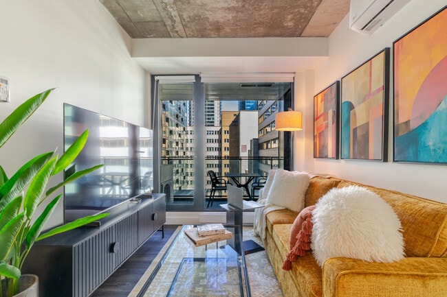 Building Photo - 292 Rue Sainte-Catherine Ouest