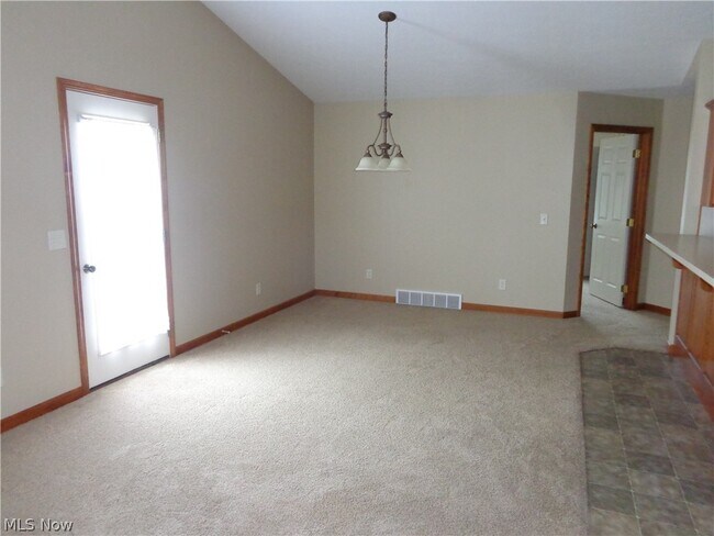 Building Photo - 239 Aspen Dr