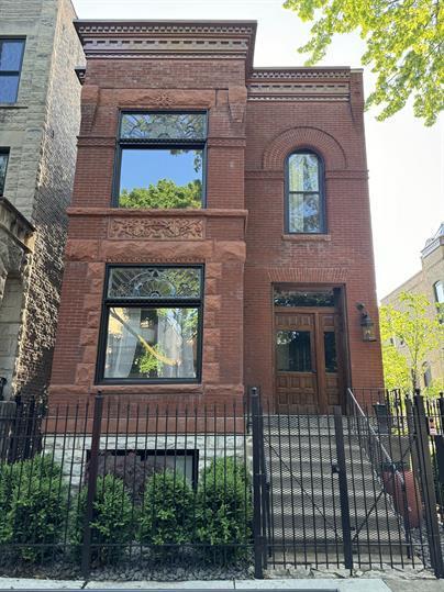 Foto del edificio - "Chic Urban Living: Cozy 1-Bedroom Gem in the Heart of Chicago's Vibrant Hoyne Avenue!"