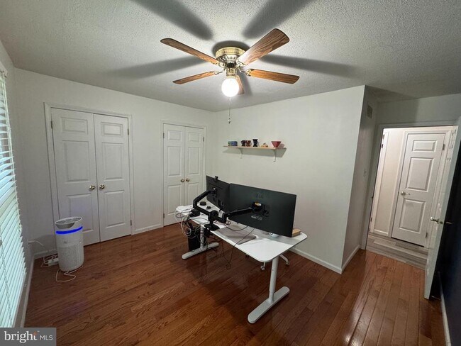 Foto del edificio - 48 Walton Ct
