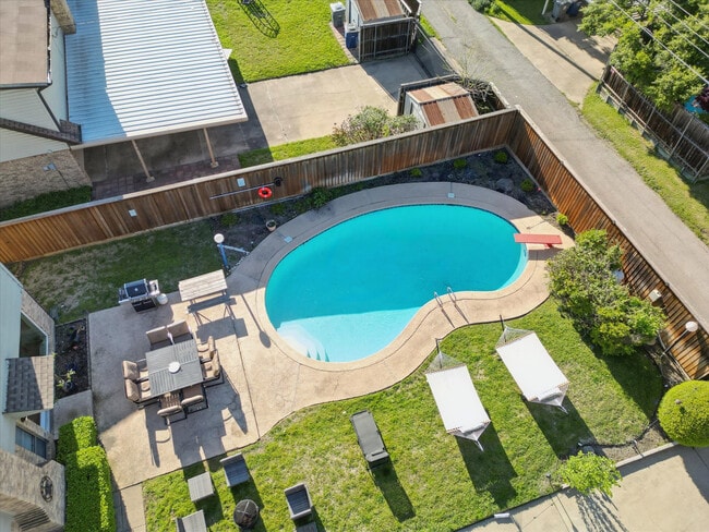 Building Photo - 7749 El Pensador Dr