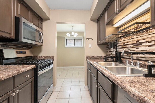 Foto del edificio - 2210 Country Club Dr
