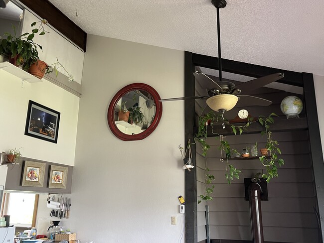 Building Photo - 102 Valley View Dr