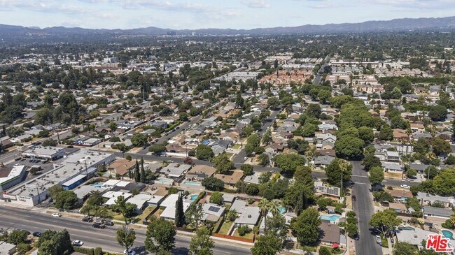 Foto del edificio - 7659 Lindley Ave
