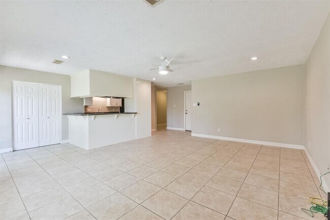 Foto del edificio - 6847 Vanlynn Ln