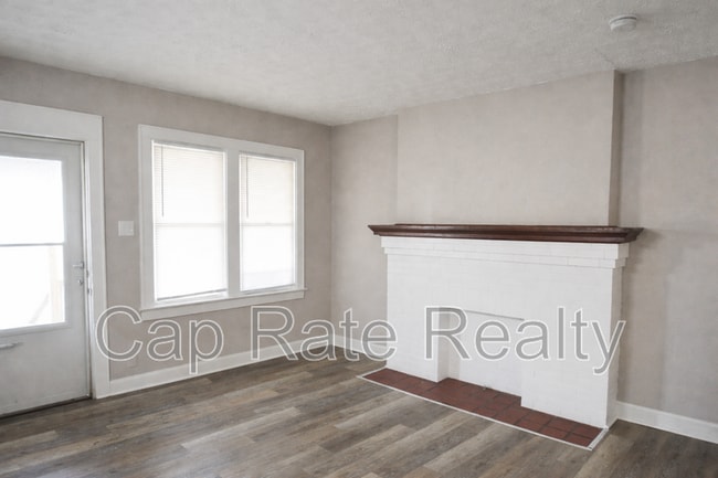 Building Photo - 1111 E 22nd Ave