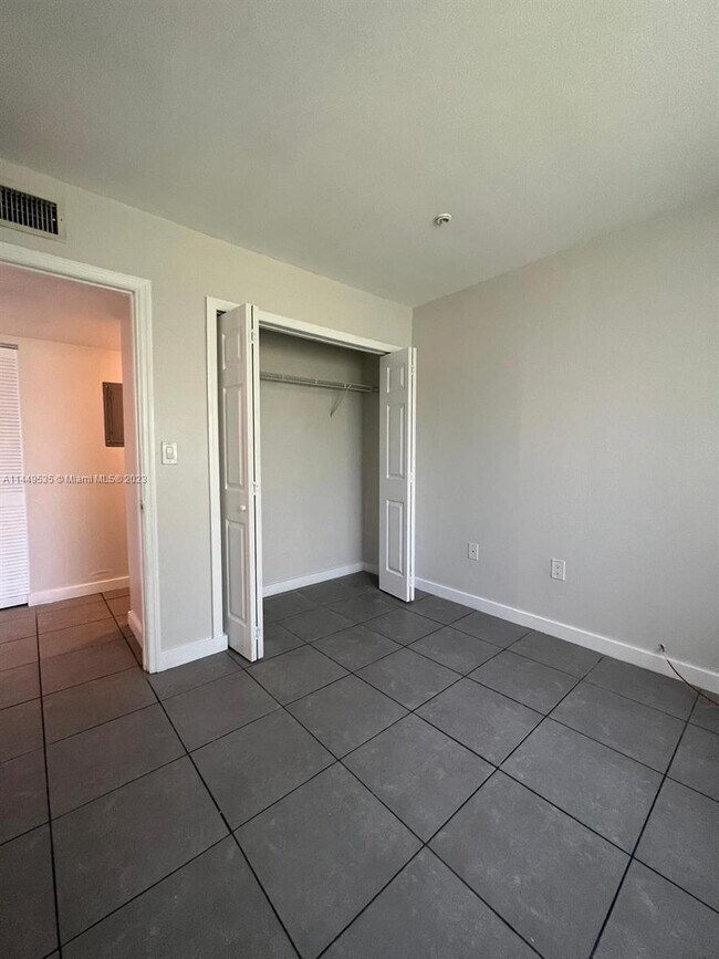 Building Photo - 1091 NW 7th Ct