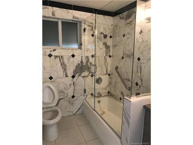 Foto del edificio - 326 NE 118th St