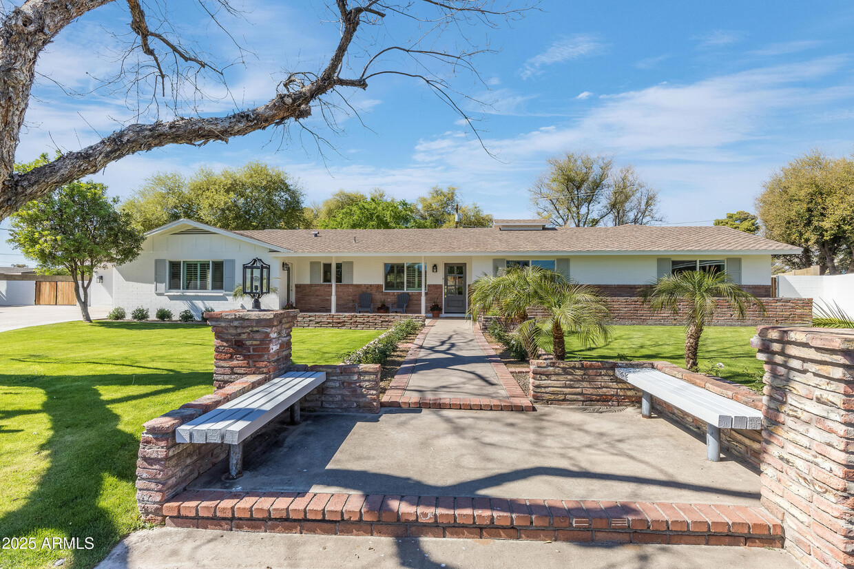 Foto principal - 618 W Palmaire Ave
