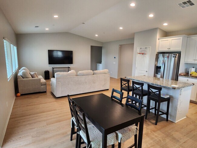 Foto del edificio - Upgraded Level Entry Home with Mountain Views!