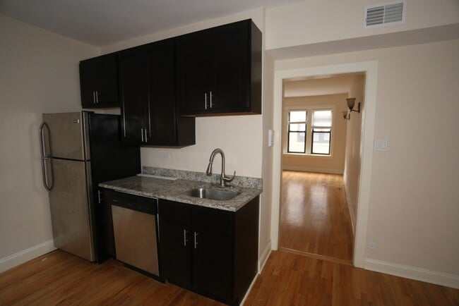 Building Photo - 4043 N Ashland Ave