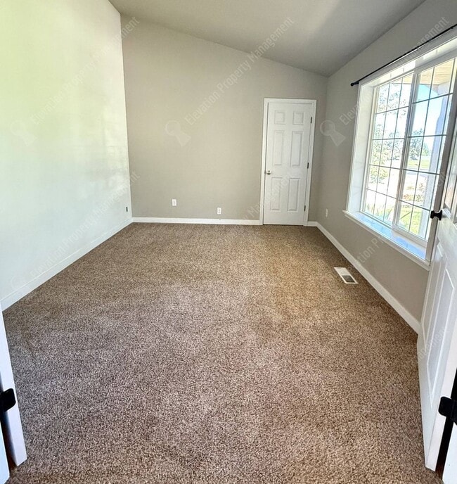 Building Photo - 4 BR / 2 BA home in quiet, walkable SW Red...