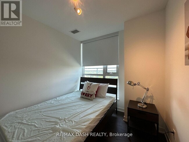 Building Photo - 223 St Clair Ave W