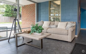 Interior Photo - HH Cresmont