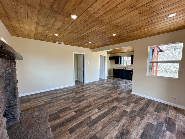 Foto del edificio - Cozy 2 bed 1 bath in Trona - Housing Choice Voucher Welcome