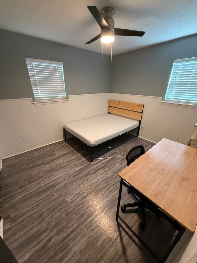 Foto del edificio - PRE LEASING for fall 2026! 4/2 by LCU!