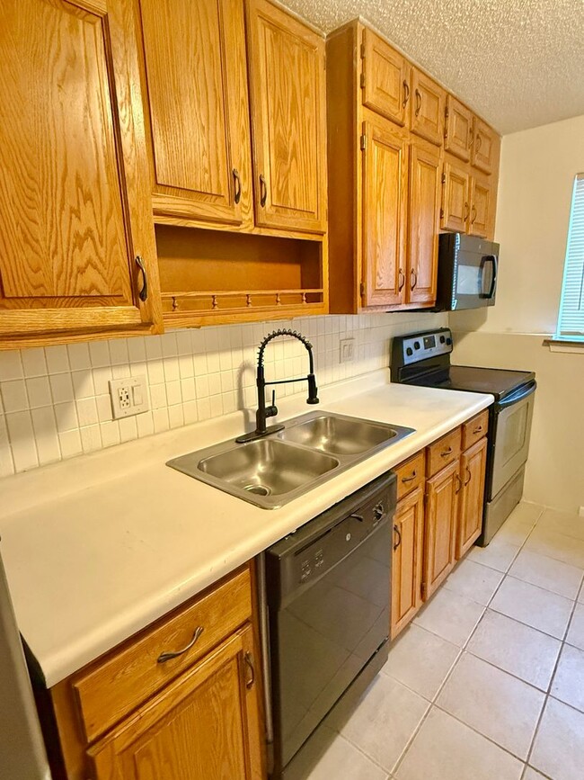 Building Photo - Spacious 2 Bedroom Condo in South Waldo