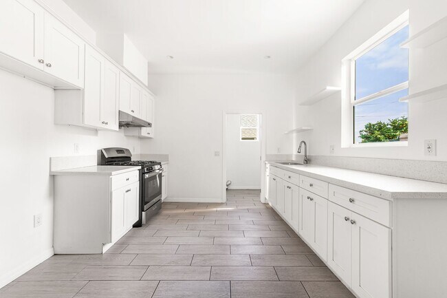 Building Photo - 1510 E Cesar E Chavez Ave