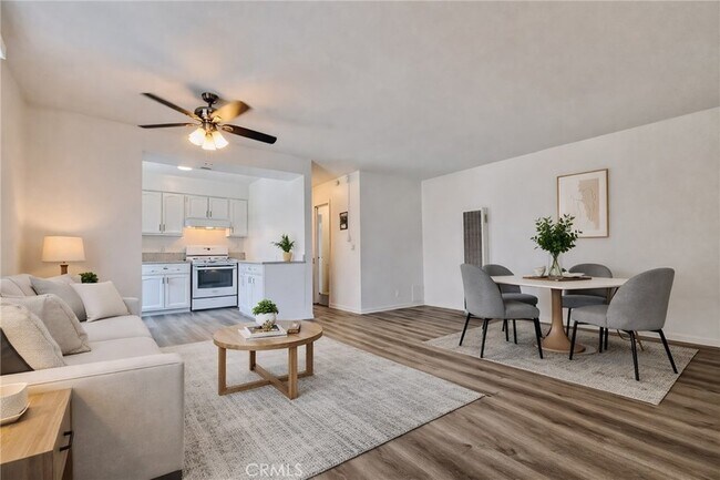 Foto del edificio - 815 N Rose Ave