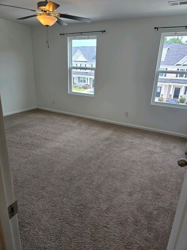 Foto del edificio - Charming 3-Bedroom Home with Community Poo...