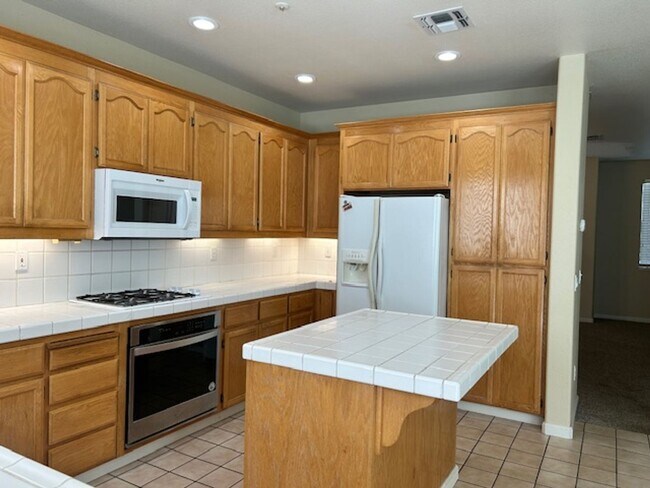 Foto del edificio - Spacious 3 bedroom + Loft Area, 2.5 Bathro...