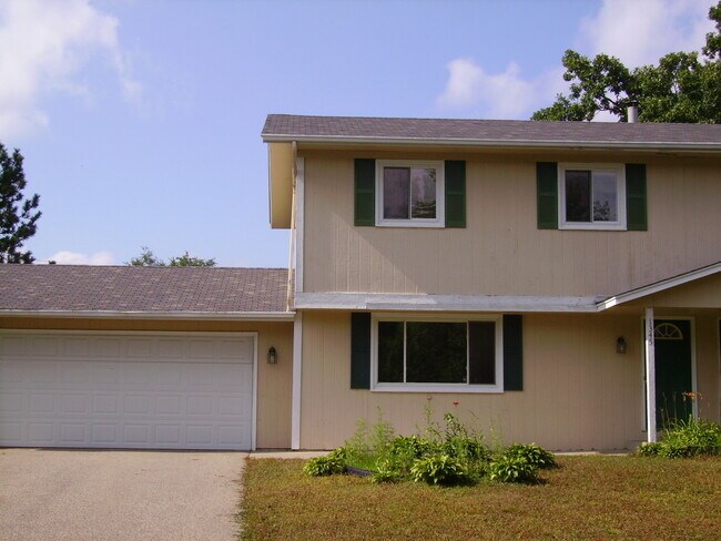 Building Photo - 1345 Easter Ln