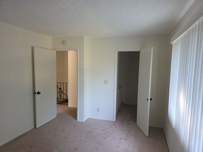 Foto del edificio - Popular two story condo with garage