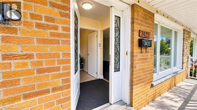 Photo du bâtiment - 3425 Laddie Crescent