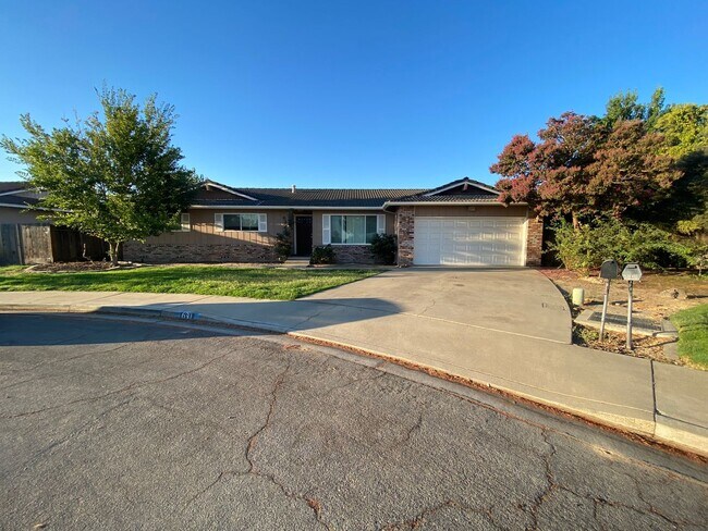 Building Photo - Move in Special see AD