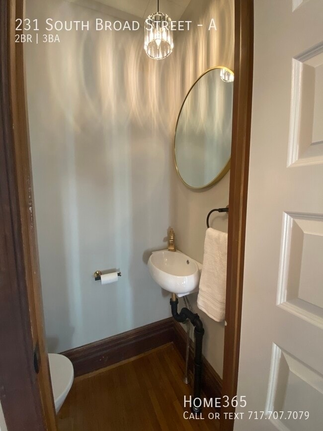 Building Photo - Beautiful Two Bedroom Apartment on South B...
