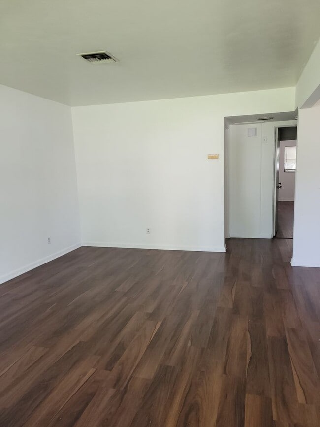 Building Photo - 3/1  - 1/2 DUPLEX LOCATED IN LEESBURG