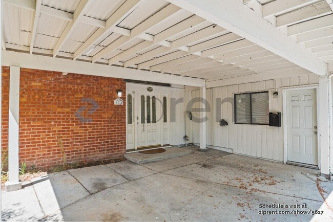 Building Photo - 921 Lakebird Dr