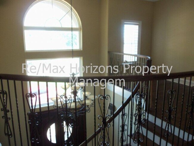 Building Photo - Magnificent home on golf course!