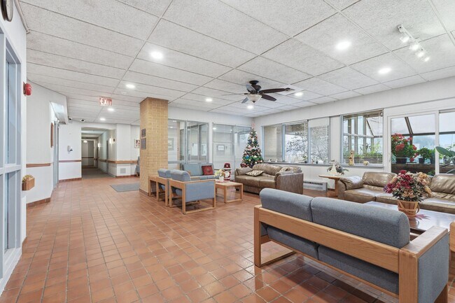 Photo du bâtiment - Gorgeous Renovated Unit For Seniors in Prime Location