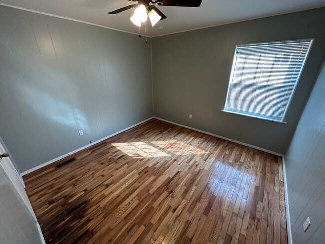 Foto del edificio - 3 bedroom, 1 bathroom home only minutes away from the Ford plant in Glendale!