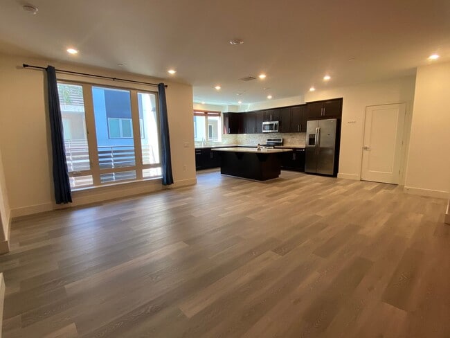 Building Photo - Welcome to this stunning 3 bedroom 2.5 bat...